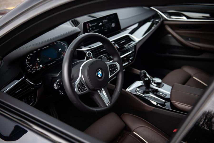 Торпедо BMW M550i xDrive Sedan (G30) 2017 года  (NA) (фото 10 из 16)